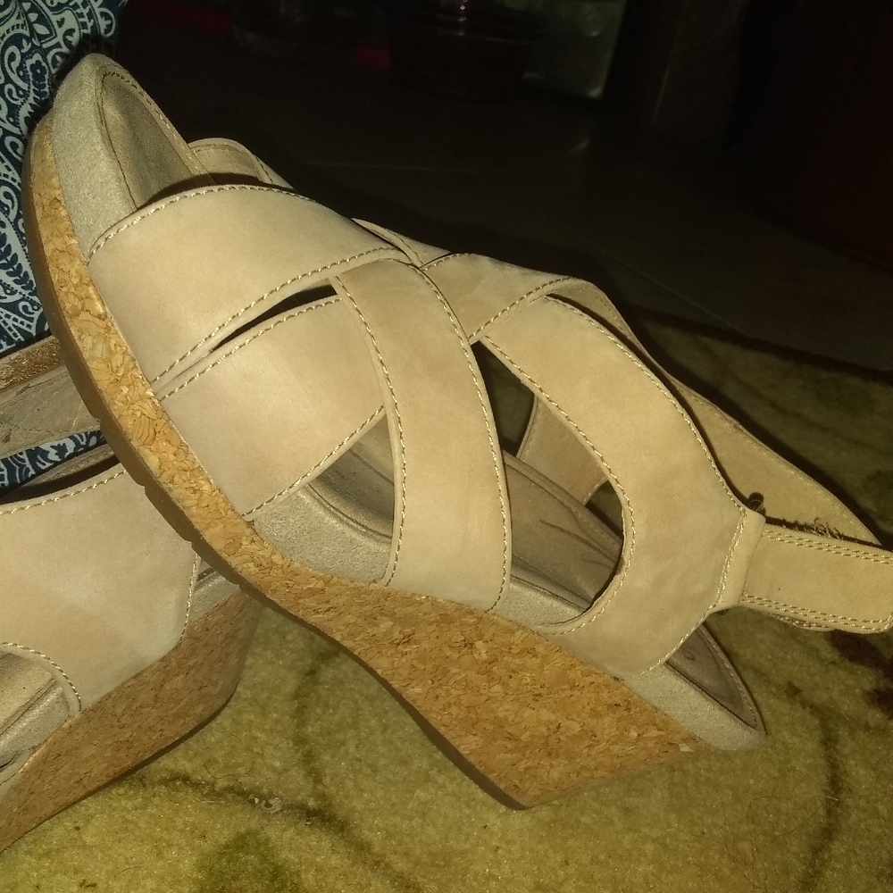 LIKE NEW Clark's leather snadals